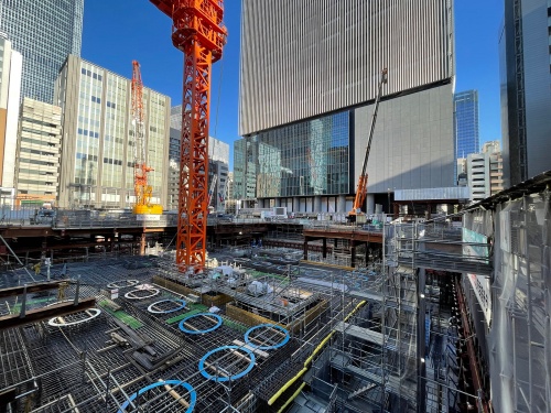 TODAビルの建設状況2。奥に見えるのが「アーティゾン美術館」が入居しているミュージアムタワー京橋。22年10月下旬時点(写真:戸田建設)