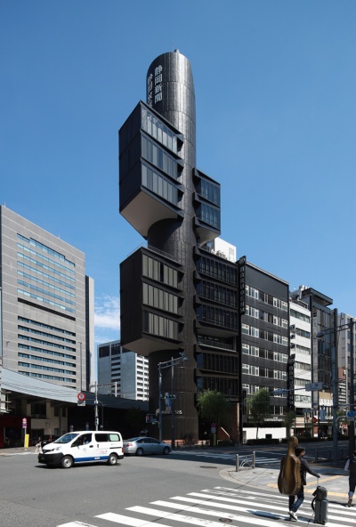 南側から見た、静岡新聞・静岡放送東京支社の全景。丹下健三が手掛けたメタボリズム建築の1つとして、1968年発行の『新建築』では「1本のシャフトによっても、そのシンボリックな性格を持つロケーションと相まって成り立ち得るのではないか」（記事の文責は丹下と共に設計に携わった山岸 洌）と解説されている。敷地は外堀通り沿いにあり、東京高速道路と東海道新幹線の高架がそばに通っている（写真：安川 千秋）