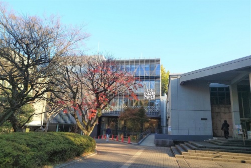 大学会館と国際交流棟は、大学の音楽学部側の正門を抜けて右手にある(写真:日経クロステック)