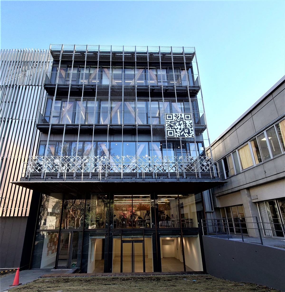 3～5階の窓際に「木露出耐震ブレース」が見える。ただし、建物正面の印象は金属の質感が強い（写真：日経クロステック）