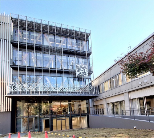 2022年12月15日に完成した東京芸術大学の国際交流棟。右の建物は以前からある大学会館で、その一部を解体した跡地に、留学生や学生、教職員らのための国際交流棟を建てた。2つの建物は接続されている（写真：日経クロステック）