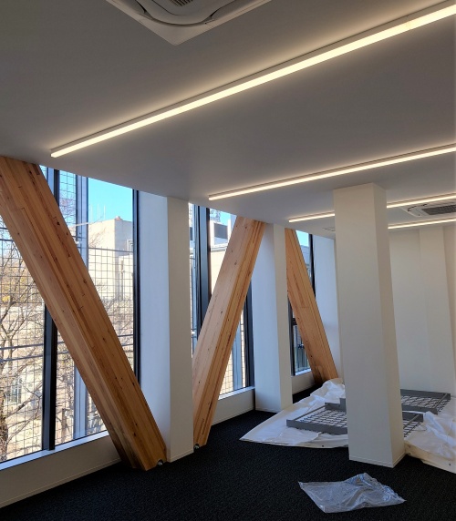 窓際のつくりは5階と同じ(写真:日経クロステック)