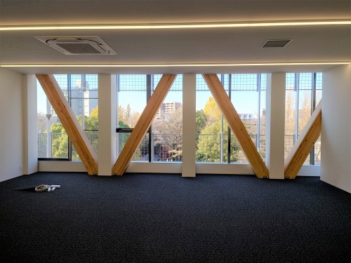 木造の5階フロア。30cm角の太い木露出耐震ブレースは、室内で見るとかなりインパクトがある(写真:日経クロステック)