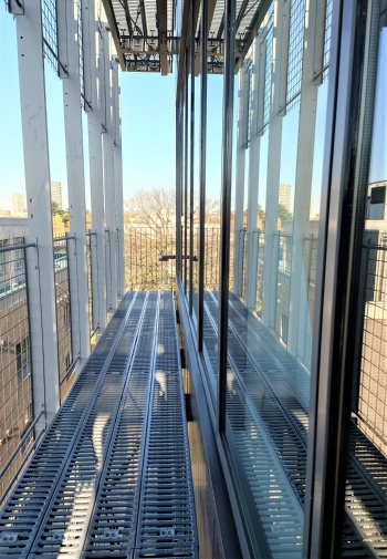 金網フェンスのキャットウオーク。アートを展示する際には外に出る(写真:日経クロステック)