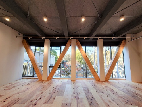 3階のコミュニティーサロン。床も木板仕上げになっている。天井は当初現しではなかったが、施工中に視察に来た隈研吾氏が天井の梁(はり)や水平ブレースがきれいなことから、現しにしてサロンの天井を高くしようと仕様変更した(写真:日経クロステック)