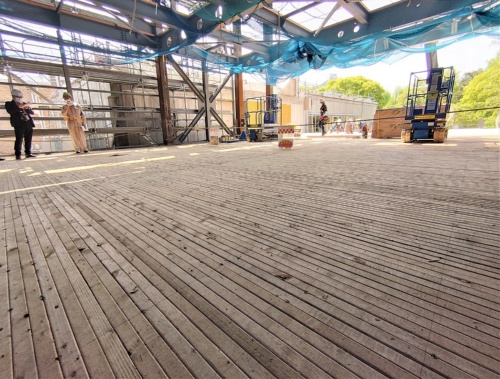 建設途中の3階部分。床にはスノコ状にNLTを敷き詰めた。22年4月時点(写真:日経クロステック)