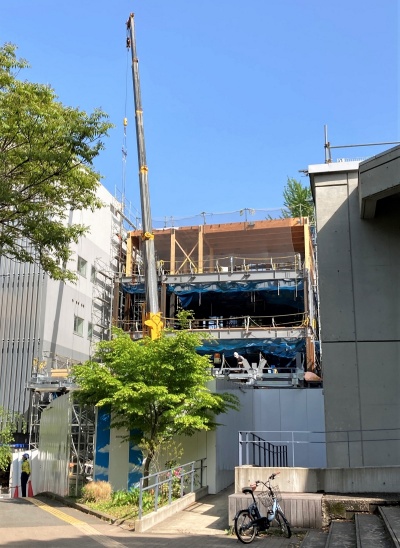 建設途中の様子。上層階に木造の躯体(くたい)の一部が見える。22年4月時点(写真:日経クロステック)