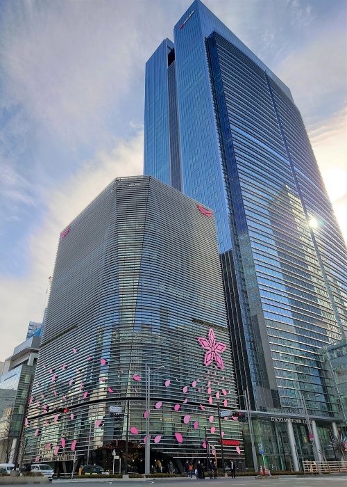 東京・八重洲に誕生した複合施設「YANMAR TOKYO（ヤンマー東京）」（左のビル）（写真：日経クロステック）