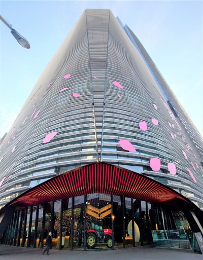 外観はシルバーで、船の帆や舳(へさき)をモチーフにしたデザインを採用(写真:日経クロステック)