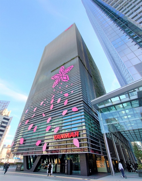 1階の駅側に軒下空間を設けた(写真:日経クロステック)