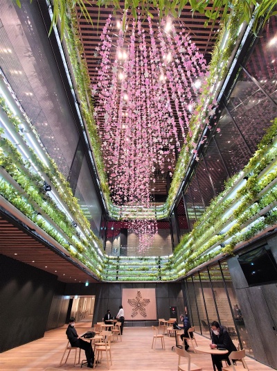 地下1階から地上2階までの商業フロア中央に、3層の吹き抜けを設けた。店舗やレストラン、ギャラリーは全て吹き抜けに面する(写真:日経クロステック)