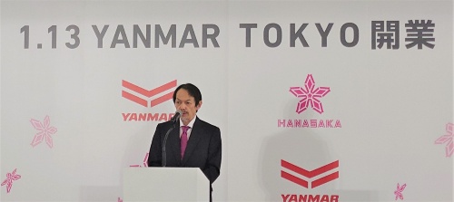 「YANMAR TOKYO」開業記念セレモニーであいさつした、ヤンマーホールディングスの山岡健人社長(写真:日経クロステック)