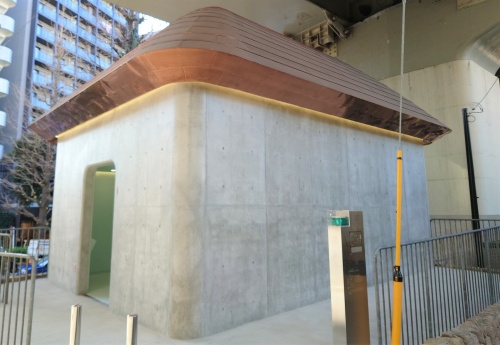 外壁をコンクリートで覆った、どっしりとしたたたずまいの公共トイレ。屋根はピラミッド型をした銅製の「蓑甲（みのこ）屋根」（写真：日経クロステック）