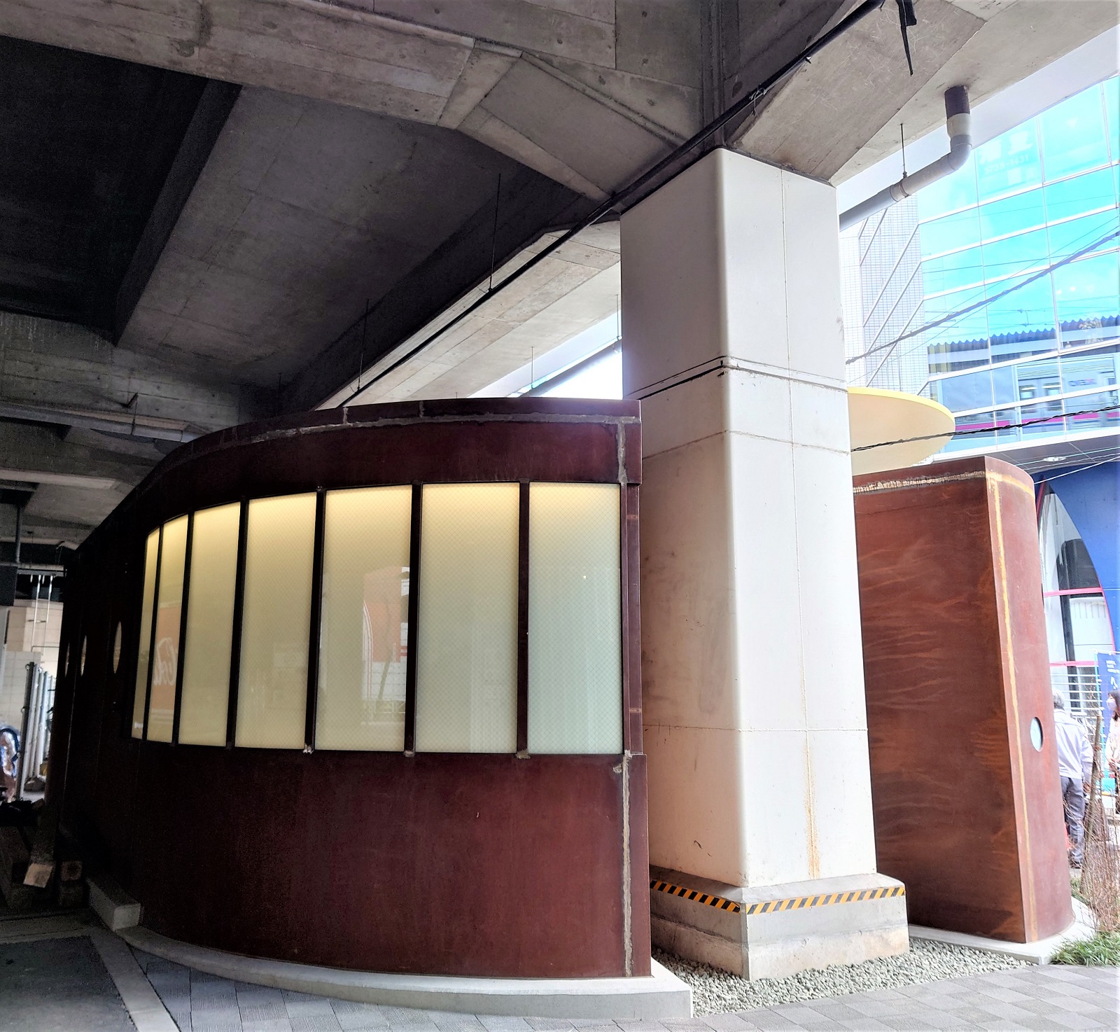 橋脚が建物に食い込んでいるように見える。実際は橋脚に触れないように隙間を設けている（写真：日経クロステック）