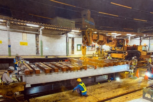 工事桁は終電車から始電車までの短い時間に架設した(写真:西武鉄道)