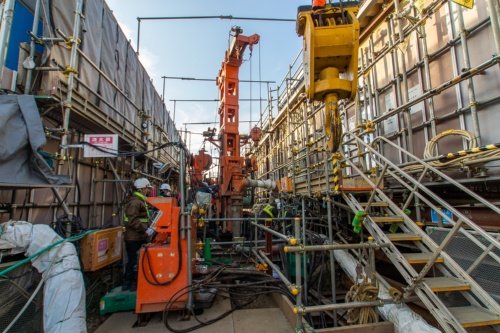 下りホームの裏側の工事現場(写真:大上 祐史)