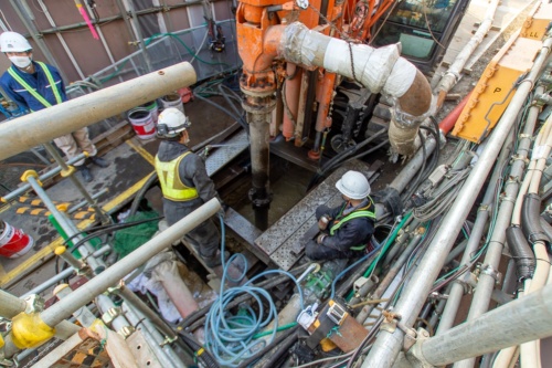 小型の杭(くい)打ち機で土留め壁を構築している(写真:大上 祐史)