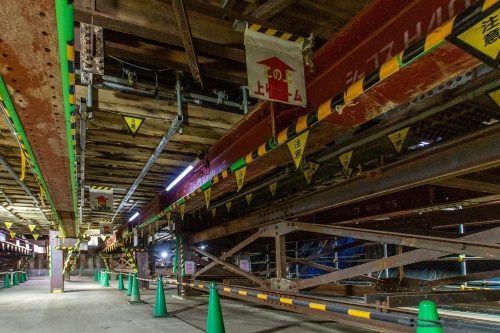 沼袋駅地下の工事現場。上りホームの直下から下りホーム方向を見る(写真:大上 祐史)