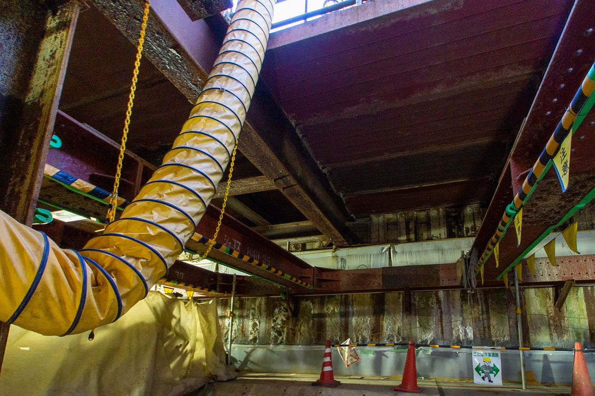 外側に面した土留め壁を見る（写真：大上 祐史）