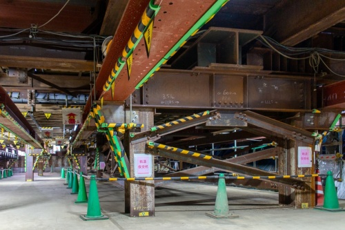 軌道仮受け杭が露出している(写真:大上 祐史)