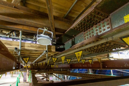 軌道仮受け杭の上部。工事桁を受ける緑色の「かんざし桁」が見える(写真:大上 祐史)