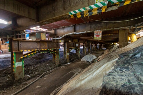上床板に仮置きした掘削土砂(写真:大上 祐史)