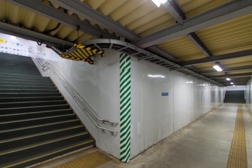 撤去した跨線橋の代替として設置した地下連絡通路(写真:大上 祐史)