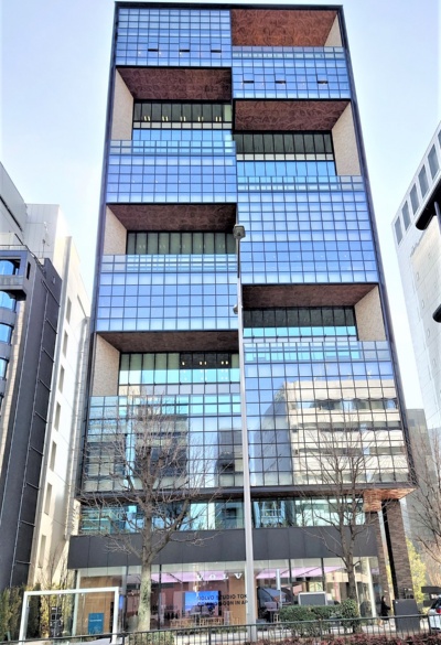 港区南青山3丁目に誕生したオフィスビル「3rd MINAMI AOYAMA」。オフィスフロアに「インナー／アウターバルコニー」を設けたのが最大の特徴（写真：日経クロステック）