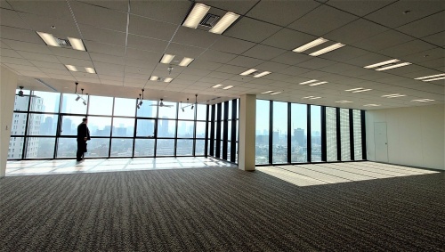 オフィスフロアの中央部から見たインナーバルコニー（写真：日経クロステック）