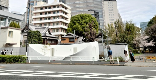 東京都渋谷区代々木3丁目に完成した「西参道公衆トイレ」。写真右手は「代々木緑道」（写真：日経クロステック）