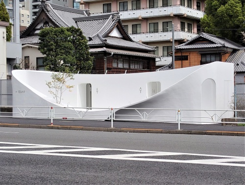 おわんのようにも見えるトイレの建物。藤本壮介氏は「器」をイメージしている。見る角度によってはメビウスの輪のようにも思える(写真:日経クロステック)