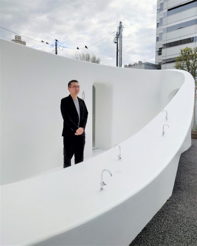 供用開始日にトイレの現場で取材に応じた藤本氏(写真:日経クロステック)