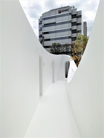 北側からアプローチを見る。右が手洗い場、左の手前側が女性用トイレ、奥が男性用トイレ(写真:日経クロステック)