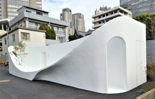 南側の入り口。同じくアーチになっている(写真:日経クロステック)