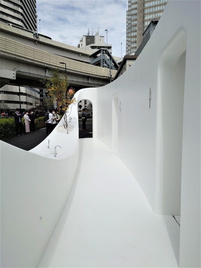 南側からアプローチを見る。アーチのトンネルのようにも思える。写真奥の頭上に首都高速道路が見える(写真:日経クロステック)