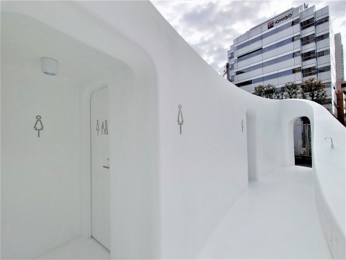 女性用トイレは、入り口を抜けて左右に個室が1つずつある。写真は右手の個室(写真:日経クロステック)