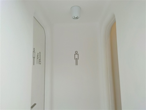 男性用トイレは、入り口を抜けて左に個室、右は小便器が3つある扉がない空間にした（写真：日経クロステック）
