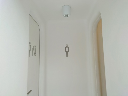 男性用トイレは、入り口を抜けて左に個室、右は小便器が3つある扉がない空間にした(写真:日経クロステック)