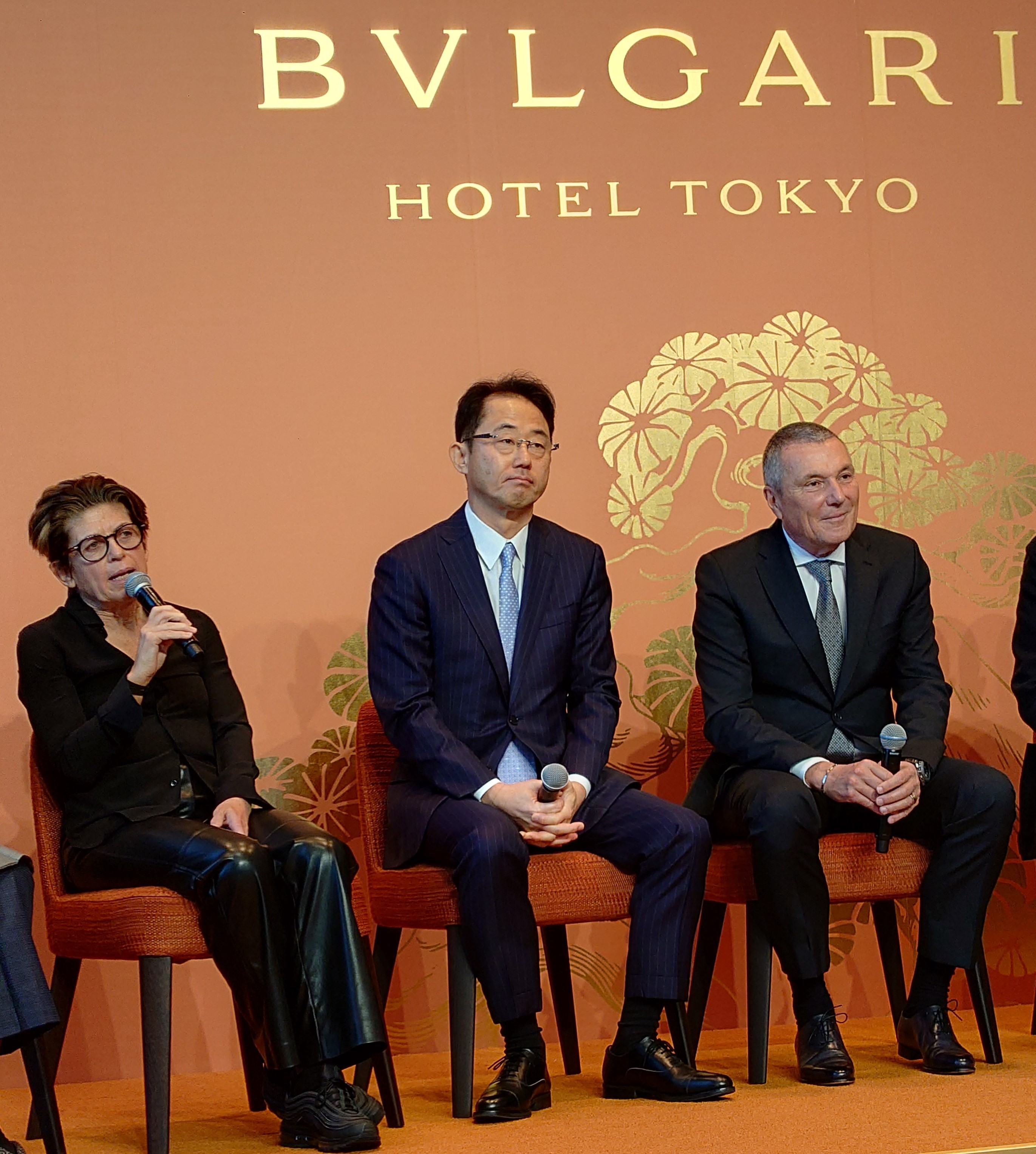 左が、インテリアデザインを担当した建築設計事務所ACPV ARCHITECTS Antonio Citterio Patricia Vielのパトリシア・ヴィール氏。中央は、三井不動産常務執行役員ホテル・リゾート本部長の川村豊氏（写真：日経クロステック）