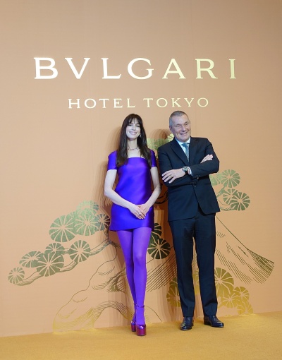 ブルガリ グローバル アンバサダーである米女優のアン・ハサウェイ氏(左)がホテルの開業に合わせて来日。右はブルガリグループCEOのジャン-クリストフ・ババン氏(写真:日経クロステック)
