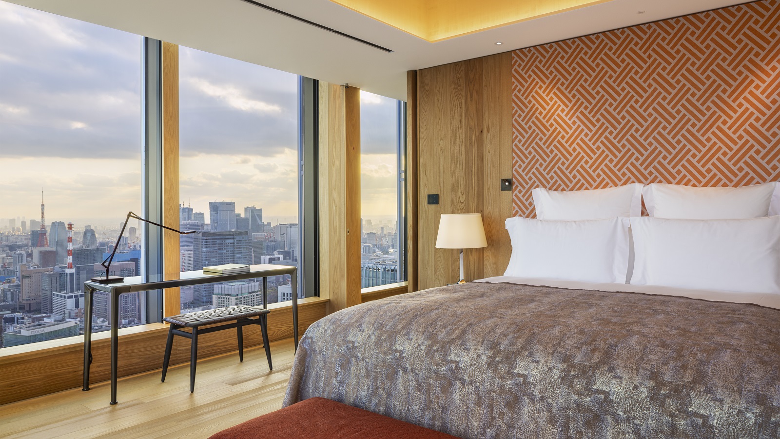 ベッドルームの外壁はガラス張りだ。木板張りも併用（写真：Bulgari Hotels ＆ Resorts）
