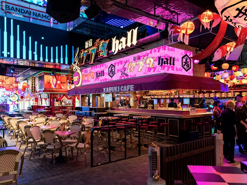 きらびやか「東急歌舞伎町タワー」開業、オフィスなし超高層エンタメ施設の全貌