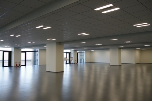 各階のラボ専有部。貸室内へ給排水の配管や排気ダクトを設置する(写真:日経クロステック)