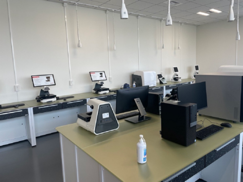 共通機器室。セルアナライザーやリアルタイムPCRなどを配備する。入居者が利用可能だ。機器により異なるが、30分ごとに数百円からレンタルできる。利用前にウェブサイトから予約を行う(写真:日経クロステック)