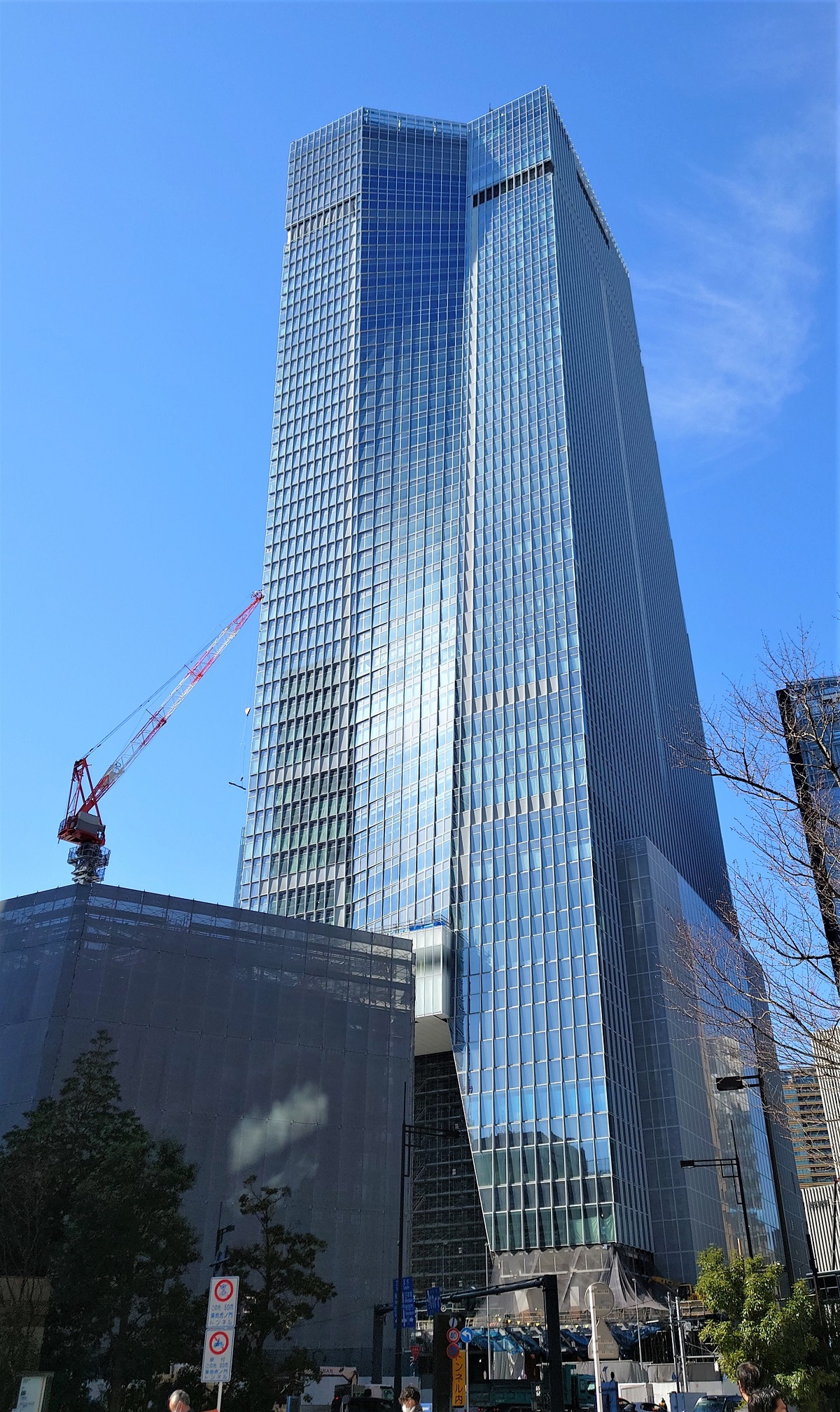 ステーションタワーはねじれたフォルムが特徴で、見る角度によって全く異なる表情を見せる（写真：日経クロステック）