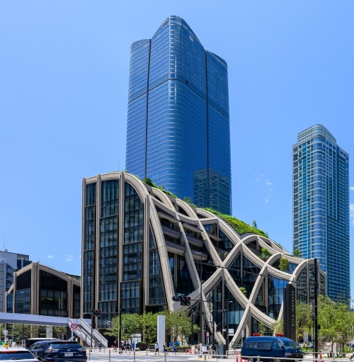 住宅は、中央後方に立つ「麻布台ヒルズ森JPタワー」の最上部や、右の「麻布台ヒルズレジデンスA」、手前の「麻布台ヒルズガーデンプラザレジデンス」の最上部などにできる。写真にはない麻布台ヒルズレジデンスBは、建物の大部分をこれから施工する状態だ(写真:森ビル)