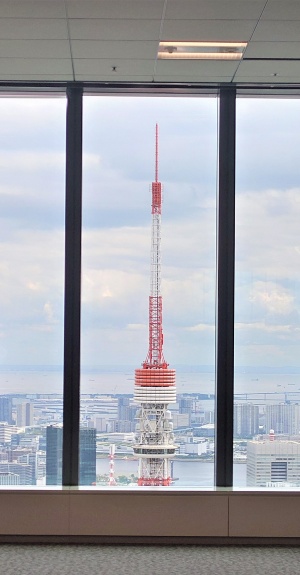 アマンレジデンス 東京のすぐ下、52階のオフィスフロアから東京タワーを眺めると、先端部がほぼ真横に見える。あり得ないような眺望を住戸の窓から独り占めも可能だ(写真:日経クロステック)