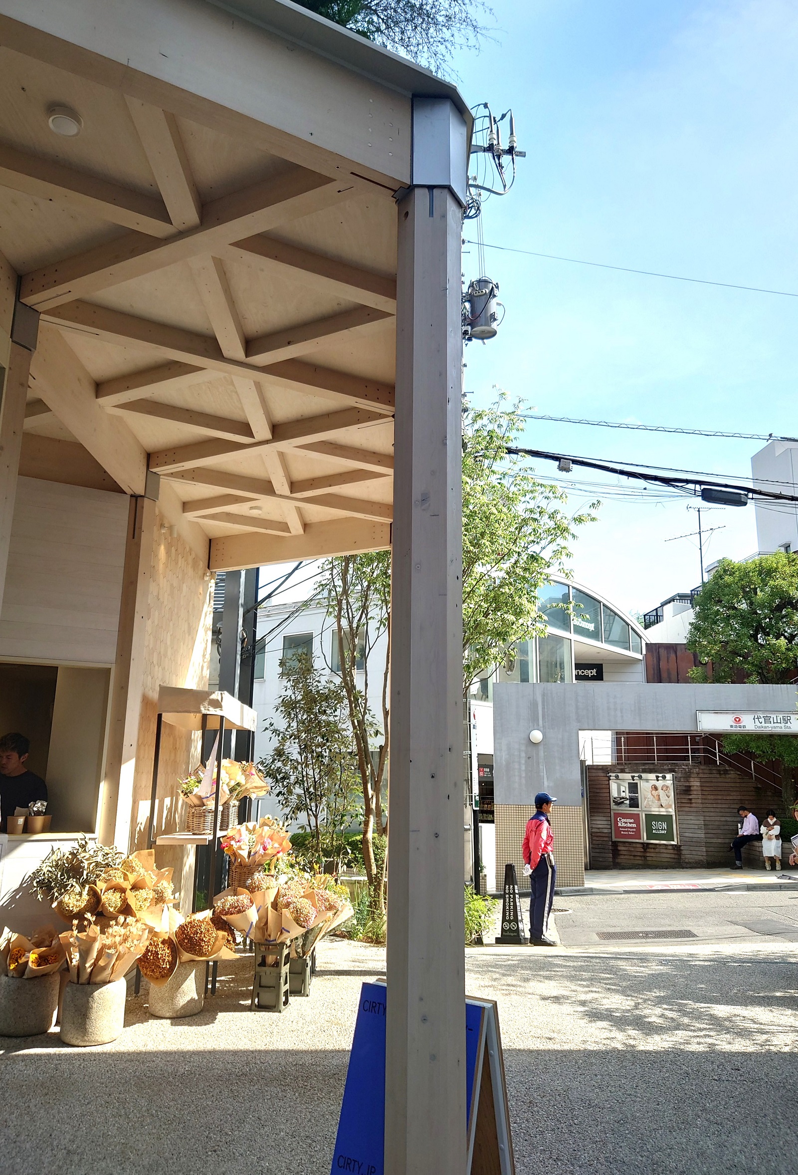 代官山駅の改札口が施設のすぐ目の前（写真：日経クロステック）