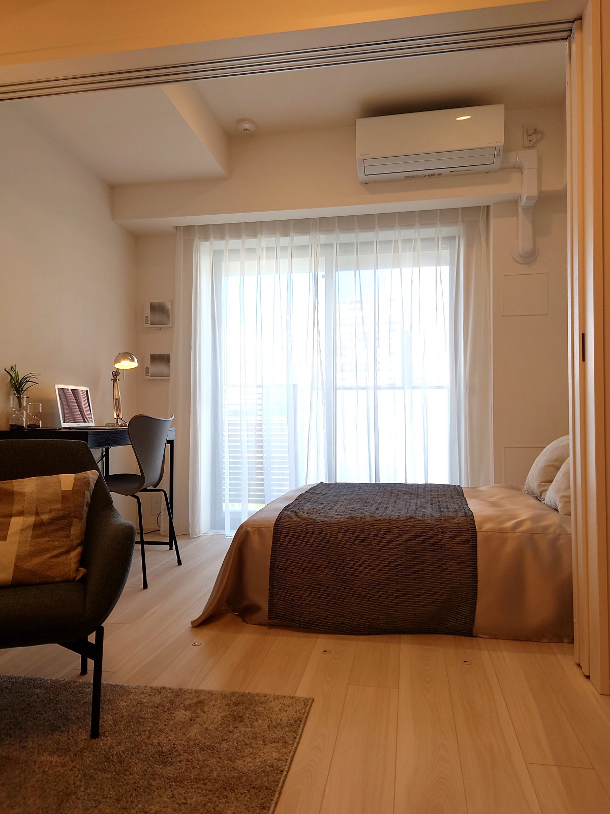 内覧した1DKの住戸例。部屋中央の可動式間仕切りを開けた状態（写真：日経クロステック）