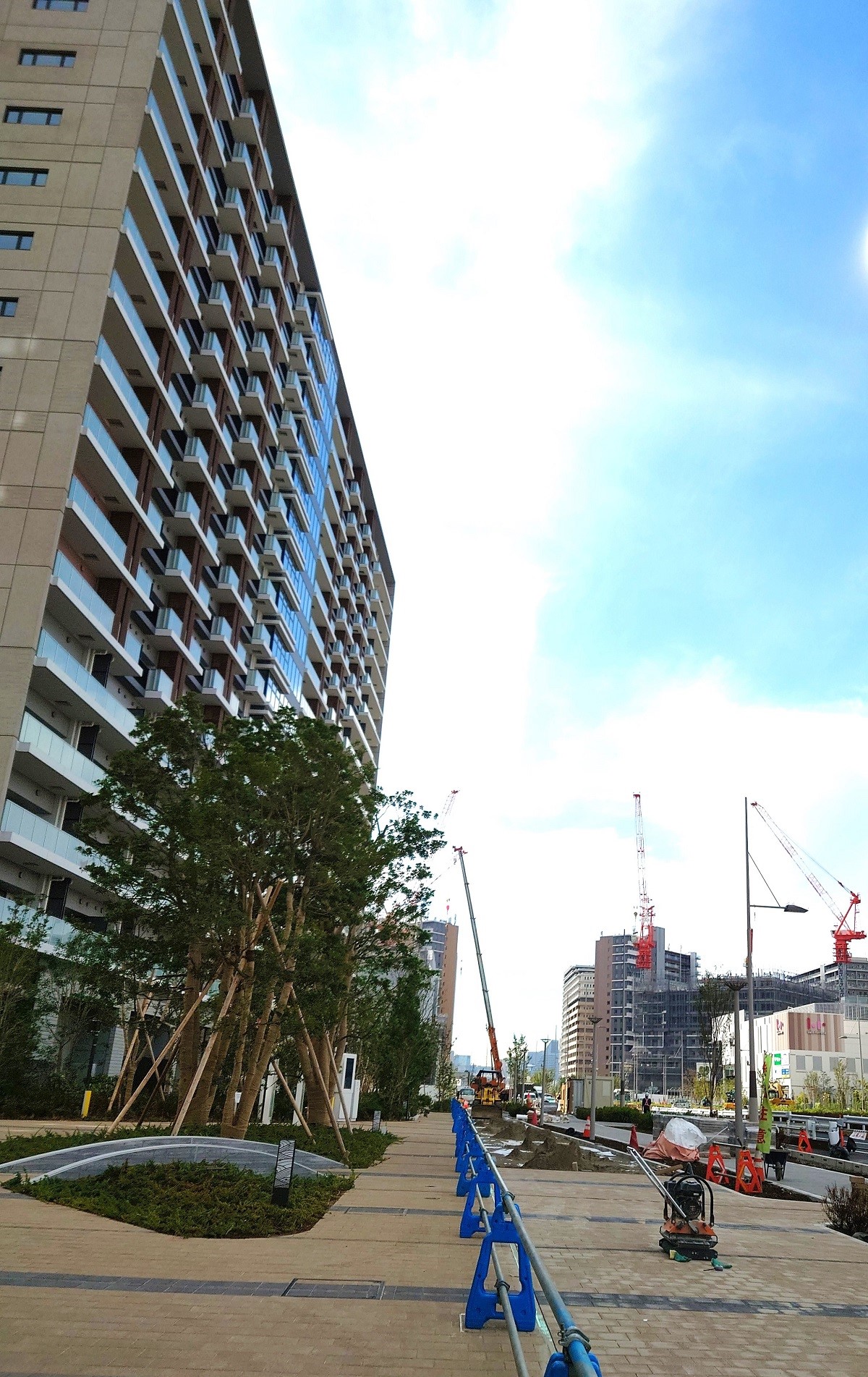 賃貸街区のA棟（左手）付近から見た建設中の商業施設「三井ショッピングパーク ららテラス HARUMI FLAG」（右手前）。その奥に見えるのが建設中の超高層ツインタワー「SKY DUO」（写真：日経クロステック）
